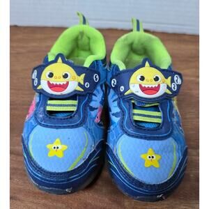 Baby Shark Pink Fong Light Up Toddler Shoes Size 6
